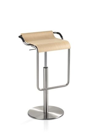 Bistrohocker mit  Sitzschale aus Holz  Farbe Eiche Hell Reddot Design Award