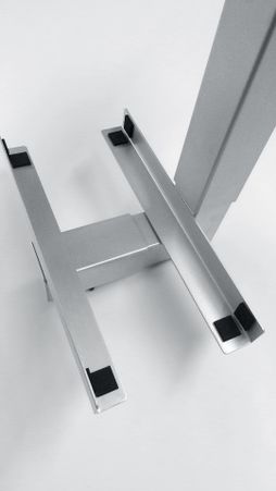 Kabelspirale,Tisch mit Kabelkanal,höhenverstellbarer Schreibtisch,höhenverstellbare Tische von Hammerbacher